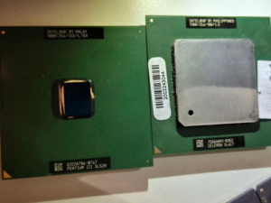 Vlevo Pentium 3 Coppermine a vpravo Celeron 1300 Mhz Tualatin
