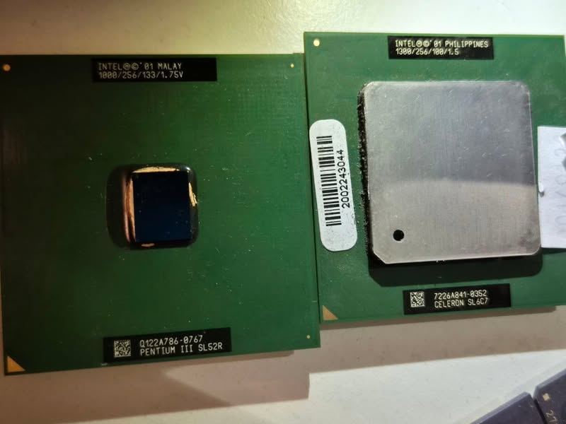 Vlevo Pentium 3 Coppermine a vpravo Celeron 1300 Mhz Tualatin