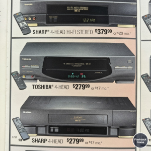 Na fotografii vidíme videorekordcér/přehrávač SHARP 4 hlavý s podporou HI-FI MTS STEREO, nalevo se 3 vstupy CINCH (video, audio) za $379,99 s dálkovým ovladačem. Pod ním totéž od značky Toshiba za 279,99 bez podpory HI-FI, 2 cinch konektory na video a audio, ale podporou nahrávání, což byla nejčastější volba oblíbenosti mezi českými domácnostmi a nejnížš vidíme přehrávač značky SHARP za $279,99, který ovšem nemá tlačítka na nahrávání, pouze přehrávání, s nápisem 4HEAD, ale taktéž bez podpory HI-FI. (High fidelity)